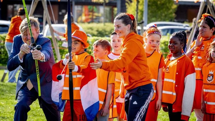 ZEEWOLDE - King Willem-Alexander gives the starting signal for the King s Games during the national opening at public primary school Panta Rhei and ICB Kaleidoscoop in Zeewolde. Traditionally, the King s Games start with the joint King s Breakfast. Subsequently, the King opens the games and visits various sports and games activities. ROBIN UTRECHT ANP netherlands out - belgium out  Copyright: xx x556004430x originalFilename: 556004430.jpg