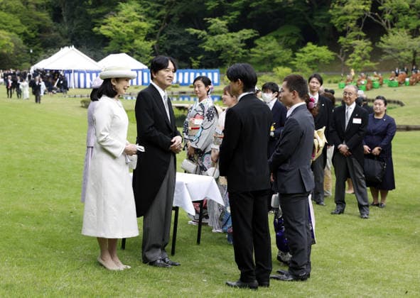 Japan imperial couple hosts spring garden party TOKYO, JAPAN - APRIL 17: (----EDITORIAL USE ONLY MANDATORY CREDIT - FRANCK ROBICHON POOL EPA - NO MARKETING NO ADVERTISING CAMPAIGNS - DISTRIBUTED AS A SERVICE TO CLIENTS----) Japan s Crown Prince Akishino (2-L) and Crown Princess Kiko (L) speak with Japanese medalists of the Milan Cortina Winter Olympics during the Spring Imperial Garden Party at the Akasaka Imperial Gardens in Tokyo, Japan, 17 April 2026. Emperor Naruhito and Empress Masako host the annual Spring Imperial Garden Party at the Akasaka Imperial Gardens inviting around 1,700 guests. Franck Robichon Pool EPA Anadolu Tokyo Japan. Editorial use only. Please get in touch for any other usage.  Copyright: x2026xAnadoluxFranckxRobichonx xPoolx xEPAx