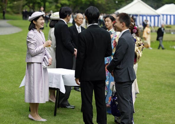 Japan imperial couple hosts spring garden party TOKYO, JAPAN - APRIL 17: (----EDITORIAL USE ONLY MANDATORY CREDIT - FRANCK ROBICHON POOL EPA - NO MARKETING NO ADVERTISING CAMPAIGNS - DISTRIBUTED AS A SERVICE TO CLIENTS----) Japan s Princess Aiko (L), daughter of Emperor Naruhito and Empress Masako, speaks with Japanese medalists of the Milan Cortina Winter Olympics during the Spring Imperial Garden Party at the Akasaka Imperial Gardens in Tokyo, Japan, 17 April 2026. Emperor Naruhito and Empress Masako host the annual Spring Imperial Garden Party at the Akasaka Imperial Gardens inviting around 1,700 guests. Franck Robichon Pool EPA Anadolu Tokyo Japan. Editorial use only. Please get in touch for any other usage.  Copyright: x2026xAnadoluxFranckxRobichonx xPoolx xEPAx