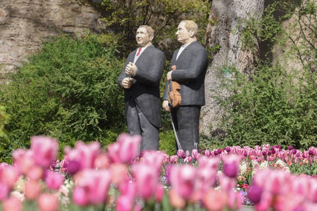 Ein Traumhaft sonniger Fruehlingstag (Frühlingstag) im Siegerland. Die Blumenbeete im Park des Oberen Schlosses in der Siegener Oberstadt sind bunt bepflanzt. Tulpen bluehen (blühen) farbenfroh in den Beeten. Inmitten der bunten Blumenpracht stehen die beiden Statuen von den in Siegen geborenen Musikern Fritz Busch und Adolf Busch. Fruehling (Frühling) im Siegerland am 17.04.2026 in Siegen Deutschland. *** A fantastically sunny spring day Spring day in Siegerland The flowerbeds in the park of the Upper Castle in Siegens upper town are colorfully planted Tulips bloom colorfully in the flowerbeds In the midst of the colorful flowers stand the two statues of the Siegen-born musicians Fritz Busch and Adolf Busch Spring Spring in Siegerland