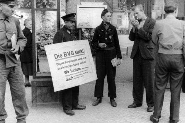 Streikposten der BVG mit Protestplakat in Berlin-Nordend Zur Erreichung ihrer Lohnforderungen fnhrten Angestellte und Arbeiter der Berliner Verkehrsbetriebe (B.V.G.) einen 24-stnndigen Proteststreik durch. Ein Streikposten hnlt ein Plakat, das die Anerkennung von Forderungen nur im sowjetischen Sektor kritisiert, Berlin, 1958., Berlin Copyright: Kindermann Nur redaktionelle Nutzung. Editorial usage only. KIN_74040000001 EDITORIAL USE ONLY