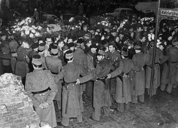 West-Berliner Polizei drnngt kommunistische Demonstranten bei Beisetzung ab Eine Beisetzung in West-Berlin entwickelt sich zu einer kommunistischen Demonstration. Die Teilnehmer des Trauerzugs werden am Friedhof von der West-berliner Polizei abgedrnngt, West-Berlin, 1950er., Berlin Copyright: Kindermann Nur redaktionelle Nutzung. Editorial usage only. KIN_74040000135 EDITORIAL USE ONLY