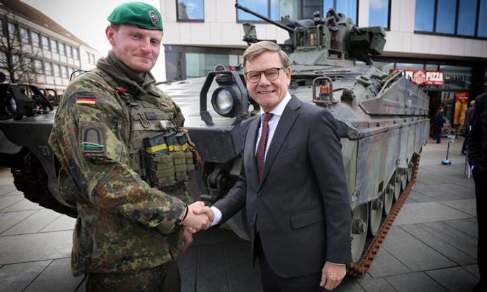 Außeminister Johann Wadephul mit einem Panzergrenadier an einem Marder-Panzer in Nuebrandenburg. Johann Walter David Rudolf Jo Wadephul (Aussprache ËˆvaË?dÉ™ËafuË?l ; * 10. Februar 1963 in Husum) ist ein deutscher Politiker der CDU. Er ist seit dem 6. Mai 2025 Bundesminister des Auswärtigen im Kabinett Merz. Wadephul ist seit 2009 Mitglied des Deutschen Bundestages, in dem er von 2017 bis Mai 2025 einer der stellvertretenden Vorsitzenden der CDU CSU-Bundestagsfraktion war. Zuvor war er ab 2005 Vorsitzender der CDU-Fraktion im Landtag von Schleswig-Holstein. 1 *** Foreign Minister Johann Wadephul with an armored infantryman on a Marder tank in Nuebrandenburg Johann Walter David Rudolf Jo Wadephul pronunciation ËˆvaËdÉ™ËafuËl