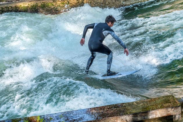 Surfer auf der Eisbachwelle, dritter VorVersuch zur Rettung der Münchner Eisbachwelle am Freitag geglückt, Surfwelle nur für einen Tag, Versuch wird jetzt ausgewertet, München, 17. April 2026 Deutschland, München, 17. April 2026, Surfer auf der Eisbachwelle am Freitagnachmittag, ein dritter Vor-Versuch zur Rettung der Münchner Eisbachwelle ist am Freitag geglückt, ein Gitter wurde ins Wasser gelassen, mit Seilen gesichert, die Surfwelle baute sich auf, Team um Strömungsexperte Prof. Meier Staude und Mitglieder der Münchner Surf-Community hatten diesen dritten Versuch gestartet, Surfwelle nur für einen Tag, ab morgen wieder Surfverbot, der Test wird ausgewertet, bis zu Beginn der Sommerferien im August soll die Welle wieder zurüc