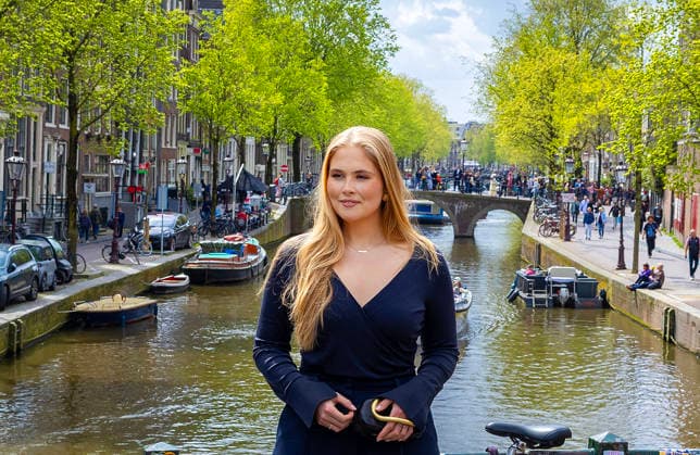 17-04-2026 Amsterdam Princess Amalia posing for the media on the Oudezijds Voorburgwal, on the bridge between the Lange Niezel and the Korte Niezel, on her 2nd day of the 2 day visit to Amsterdam. Â  Copyright: xPPEx