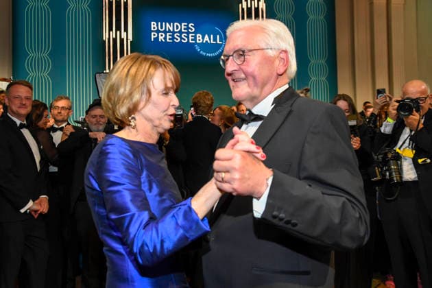 ABB PRESSEBALL- Bundespraesident Frank-Walter Steinmeier beim tanzen mit seiner Frau Elke Buedenbender zu Gast auf dem 73.Bundespresseball im Hotel Adlon Kempinski am 17.04.2026 in Berlin *** ABB PRESS BALL German President Frank Walter Steinmeier dancing with his wife Elke Buedenbender at the 73rd Federal Press Ball at the Hotel Adlon Kempinski on April 17, 2026 in Berlin