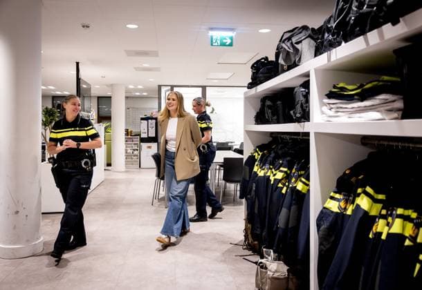 Amsterdam, The Netherlands, 2026-04-17 22:16:56 AMSTERDAM, 17-04-2026, Amsterdam Police. Princess of Orange Princess Amalia is visiting Amsterdam at the invitation of Mayor Halsema. The visit follows an earlier meeting with Amsterdammers at the Mayor s official residence. During the two-day visit, the Princess will become better acquainted with various sectors and be briefed on current topics such as science, sports, culture, housing, and social cohesion. PHOTO: NLBeeld POOL Sem van der Wal. In the photo: In the evening and at night, Princess Amalia visits the Amsterdam Police. She observes the dispatchers at the control room, who receive requests for assistance from citizens in need 24 hours a day and instruct and guide colleagues on Copyright: xx x