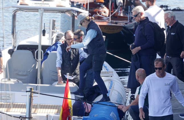 The King emeritus and his daughter, Infanta Elena, set sail in Sanxenxo King Juan Carlos and Infanta Elena embark in the port of Sanxenxo to participate in the regattas, on April 18, 2026, in Sanxenxo Pontevedra, Galicia, Spain 18 APRIL 2026 José Ramó Sanxenxo Sanxenxo Sanxenxo Spain  Copyright: xJosÃ xRamonxHernandox 7450674
