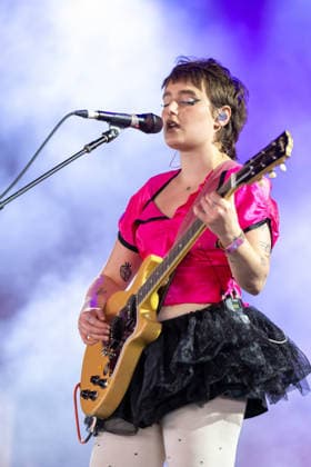 April 17, 2026, Indio, California, U.S: JULIE DAWSON of NewDad during Coachella Valley Music and Arts Festival at Empire Polo Club in Indio, California Indio U.S  - ZUMAs135 20260417_zap_s135_068 Copyright: xDanielxDeSloverx