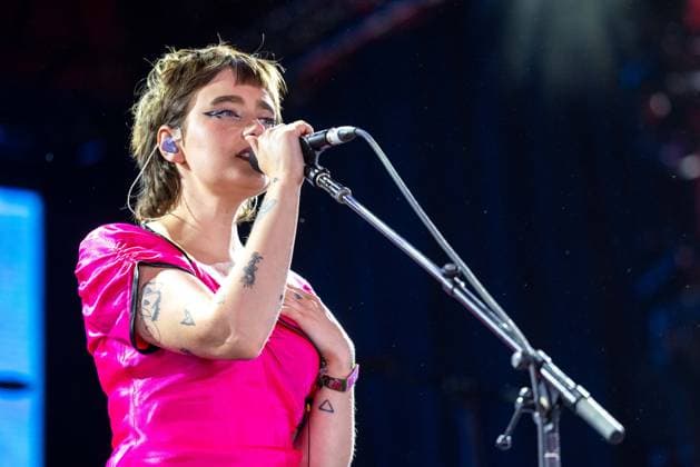 April 17, 2026, Indio, California, U.S: JULIE DAWSON of NewDad during Coachella Valley Music and Arts Festival at Empire Polo Club in Indio, California Indio U.S  - ZUMAs135 20260417_zap_s135_057 Copyright: xDanielxDeSloverx