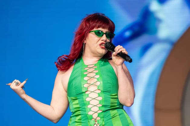 April 17, 2026, Indio, California, U.S: Singer CMAT (CIARA MARY-ALICE THOMPSON) during Coachella Valley Music and Arts Festival at Empire Polo Club in Indio, California Indio U.S  - ZUMAs135 20260417_zap_s135_098 Copyright: xDanielxDeSloverx