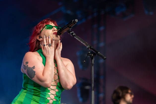 April 17, 2026, Indio, California, U.S: Singer CMAT (CIARA MARY-ALICE THOMPSON) during Coachella Valley Music and Arts Festival at Empire Polo Club in Indio, California Indio U.S  - ZUMAs135 20260417_zap_s135_101 Copyright: xDanielxDeSloverx