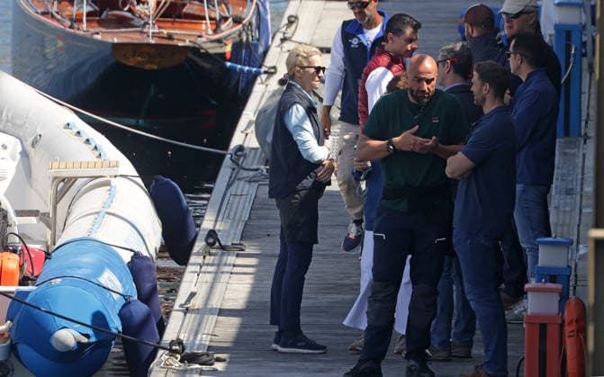 The King emeritus and his daughter, Infanta Elena, set sail in Sanxenxo King Juan Carlos and Infanta Elena are waiting to set sail in the port on the first day of the regatta, on April 18, 2026, in Sanxenxo Pontevedra, Galicia, Spain BOAT PORT MAR José Ramó Sanxenxo Sanxenxo Sanxenxo Spain  Copyright: xJosÃ xRamonxHernandox 7450774