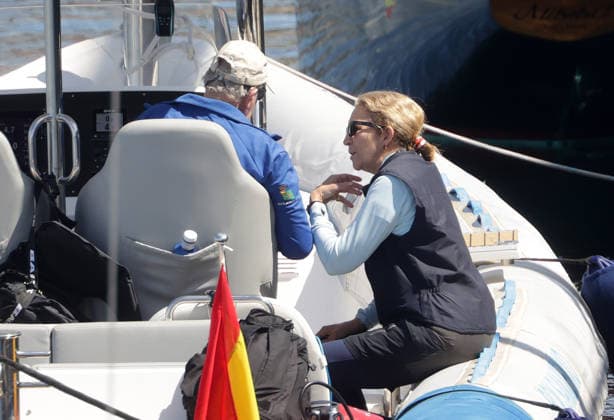 The King emeritus and his daughter, Infanta Elena, set sail in Sanxenxo King Juan Carlos and Infanta Elena are waiting to set sail in the port on the first day of the regatta, on April 18, 2026, in Sanxenxo Pontevedra, Galicia, Spain BOAT PORT MAR José Ramó Sanxenxo Sanxenxo Sanxenxo Spain  Copyright: xJosÃ xRamonxHernandox 7450780