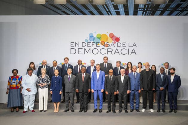 4th Meeting in Defense of Democracy in Barcelona BARCELONA, SPAIN - APRIL 18: Spanish Prime Minister Pedro Sanchez take part in the 4th Meeting in Defense of Democracy, held at Fira Barcelona Gran Via in L’Hospitalet de Llobregat, where he welcomed the attending delegations and underscored the need to strengthen international cooperation in defense of democratic values in Barcelona, Spain on April 18, 2026. The event included the greeting of heads of delegation and the traditional family photo, ahead of the start of the leaders’ meeting. Among those attending were South African President Cyril Ramaphosa; Mexican President Claudia Sheinbaum; Brazilian President Luiz Inacio Lula da Silva; former Chilean President Michelle Bachelet; and Colomb  Copyright: x2026xAnadoluxLorenaxSopenaxLopezx