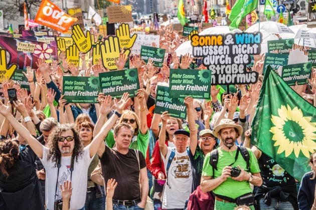 Erneuerbare Energien verteidigen! Motto der Großdemonstration gegen die Politik von Wirtschaftsministerin Reiche, Siegestor, München, 18. April 2026 Deutschland, München, 18. April 2026, Demonstration unter dem Motto: Erneuerbare Energien verteidigen, gegen die Politik von CDU-Wirtschaftsministerin Katherina Reiche, Demo startet am Siegestor, Bündnis aus Greenpeace Bayern, BUND Naturschutz von Fridays for Future, ca. 10.000 Teilnehmer, bundesweite Proteste, Kundgebung, Aktion, Klima, Energiewende, Umwelt, Bayern, *** Defend renewable energies Motto of the large demonstration against the policy of Economics Minister Reiche, Siegestor, Munich, April 18, 2026 Germany, Munich, April 18, 2026, demonstration under the motto Defend renewable e
