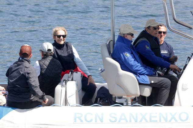 The King emeritus and his daughter, Infanta Elena, set sail in Sanxenxo King Juan Carlos and Infanta Elena leave the port on the first day of the regatta, on April 18, 2026, in Sanxenxo Pontevedra, Galicia, Spain BOAT PORT SEA José Ramó Sanxenxo Sanxenxo Sanxenxo Spain  Copyright: xJosÃ xRamonxHernandox 7450916