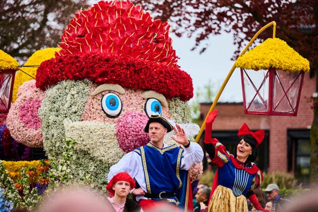 Flower parade winds through the Bulb Region SASSENHEIM 18-04-26. Many tourists are watching the 79th edition of the Flower Parade in Sassenheim. The flower parade travels from Noordwijk through the Bulb Region to Haarlem. SASSENHEIM NETHERLANDS  Copyright: xNICOxGARSTMANx xCONTENTxCURATIONx NICOxGARSTMANx xCONTENTxCURATIONx