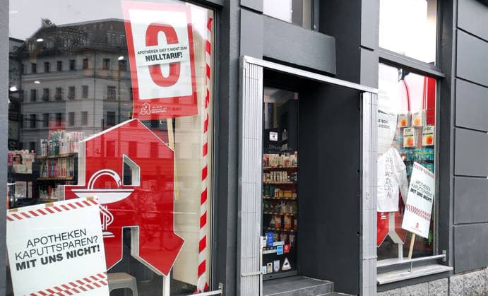 10.04.2026, Berlin - Deutschland. Plakate im Schaufenster weisen auf die Situation der Apotheken hin. *** 10 04 2026, Berlin Germany Posters in shop windows draw attention to the situation of pharmacies