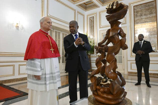 Pope Leo XIV Apostolic Visit To Angola Pope Leo XIV is welcomed by Angola s President Joao Lourenco at the Presidential Place in Luanda, Angola on April 18, 2026, on the first day of his Apostolic Journey to this country. Photo by (EV) Simone Risoluti Vatican Media ABACAPRESS.COM Luanda Angola  Copyright: xABACAx