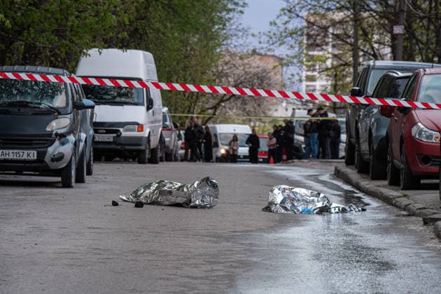 6 killed, 14 injured in supermarket shooting in Ukrainian capital KYIV, UKRAINE - APRIL 18: (EDITORS NOTE: Image depicts death) Bodies of the people are seen after a man started a shooting in Holosiivskyi district of Kyiv, killing 6 and wounding 14 people in Kyiv, Ukraine on April 18, 2026. He took hostages at the local shop, 4 people were rescued. Before committing an attack, he set his apartment on fire. He used his registered 9mm carbine during the attack Danylo Antoniuk Anadolu Kyiv Ukraine. Editorial use only. Please get in touch for any other usage.  Copyright: x2026xAnadoluxDanyloxAntoniukx