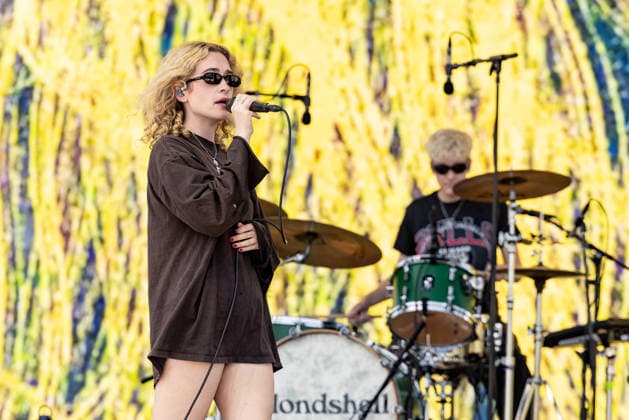 April 18, 2026, Indio, California, U.S: Musician BLONDSHELL (SABRINA MAE TEITELBAUM) during Coachella Valley Music and Arts Festival at Empire Polo Club in Indio, California Indio U.S  - ZUMAs135 20260418_zap_s135_071 Copyright: xDanielxDeSloverx