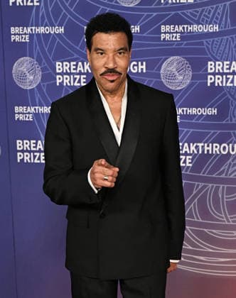 2026 Breakthrough Prize Ceremony Lionel Richie arriving to the 12th Breakthrough Prize Ceremony held at Barker Hangar on April 18, 2026 in Santa Monica, CA. Santa Monica Barker Hangar California USA Copyright: xStarbuck xAFF-USA.COMx