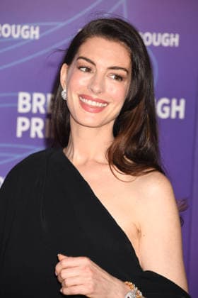 SANTA MONICA, CA - APRIL 18: Anne Hathaway at the 2026 Breakthrough Prize on April 18, 2026 at Barker Hangar in Santa Monica, California. Copyright: xJeffreyxMayer MediaPunchx