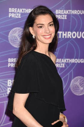 SANTA MONICA, CA - APRIL 18: Anne Hathaway at the 2026 Breakthrough Prize on April 18, 2026 at Barker Hangar in Santa Monica, California. Copyright: xJeffreyxMayer MediaPunchx