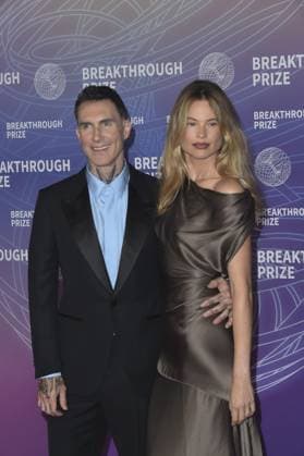 Adam Levine, Behati Prinsloo at arrivals for 12th Breakthrough Prize Ceremony, Barker Hangar, Santa Monica, CA, April 18, 2026. Photo By: Elizabeth Goodenough Everett Collection 12th Breakthrough Prize Ceremony PUBLICATIONXNOTxINxCANxCHNxFRAxITAxJPNxNORxPOLxRUSxESPxUKxUSA