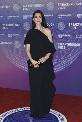 Anne Hathaway at arrivals for 12th Breakthrough Prize Ceremony, Barker Hangar, Santa Monica, CA, April 18, 2026. Photo By: Elizabeth Goodenough Everett Collection 12th Breakthrough Prize Ceremony PUBLICATIONXNOTxINxCANxCHNxFRAxITAxJPNxNORxPOLxRUSxESPxUKxUSA