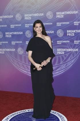 Anne Hathaway at arrivals for 12th Breakthrough Prize Ceremony, Barker Hangar, Santa Monica, CA, April 18, 2026. Photo By: Elizabeth Goodenough Everett Collection 12th Breakthrough Prize Ceremony PUBLICATIONXNOTxINxCANxCHNxFRAxITAxJPNxNORxPOLxRUSxESPxUKxUSA