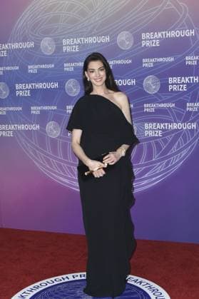 Anne Hathaway at arrivals for 12th Breakthrough Prize Ceremony, Barker Hangar, Santa Monica, CA, April 18, 2026. Photo By: Elizabeth Goodenough Everett Collection 12th Breakthrough Prize Ceremony PUBLICATIONXNOTxINxCANxCHNxFRAxITAxJPNxNORxPOLxRUSxESPxUKxUSA