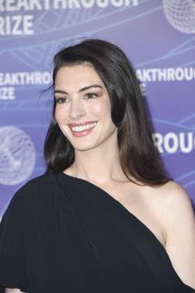 Anne Hathaway at arrivals for 12th Breakthrough Prize Ceremony, Barker Hangar, Santa Monica, CA, April 18, 2026. Photo By: Elizabeth Goodenough Everett Collection 12th Breakthrough Prize Ceremony PUBLICATIONXNOTxINxCANxCHNxFRAxITAxJPNxNORxPOLxRUSxESPxUKxUSA