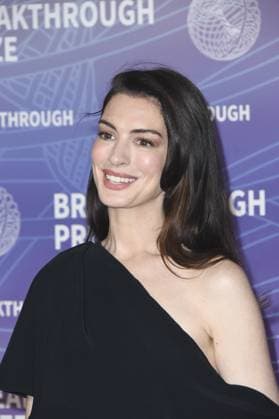 Anne Hathaway at arrivals for 12th Breakthrough Prize Ceremony, Barker Hangar, Santa Monica, CA, April 18, 2026. Photo By: Elizabeth Goodenough Everett Collection 12th Breakthrough Prize Ceremony PUBLICATIONXNOTxINxCANxCHNxFRAxITAxJPNxNORxPOLxRUSxESPxUKxUSA
