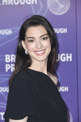 Anne Hathaway at arrivals for 12th Breakthrough Prize Ceremony, Barker Hangar, Santa Monica, CA, April 18, 2026. Photo By: Elizabeth Goodenough Everett Collection 12th Breakthrough Prize Ceremony PUBLICATIONXNOTxINxCANxCHNxFRAxITAxJPNxNORxPOLxRUSxESPxUKxUSA