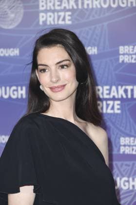 Anne Hathaway at arrivals for 12th Breakthrough Prize Ceremony, Barker Hangar, Santa Monica, CA, April 18, 2026. Photo By: Elizabeth Goodenough Everett Collection 12th Breakthrough Prize Ceremony PUBLICATIONXNOTxINxCANxCHNxFRAxITAxJPNxNORxPOLxRUSxESPxUKxUSA