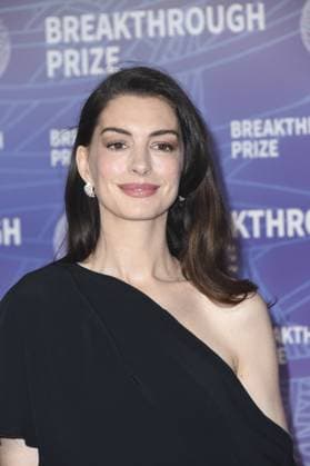 Anne Hathaway at arrivals for 12th Breakthrough Prize Ceremony, Barker Hangar, Santa Monica, CA, April 18, 2026. Photo By: Elizabeth Goodenough Everett Collection 12th Breakthrough Prize Ceremony PUBLICATIONXNOTxINxCANxCHNxFRAxITAxJPNxNORxPOLxRUSxESPxUKxUSA