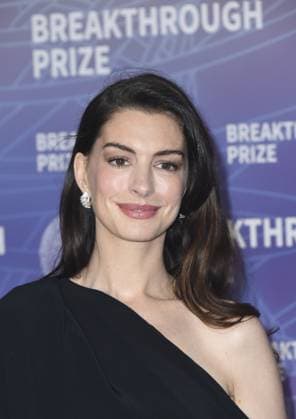 Anne Hathaway at arrivals for 12th Breakthrough Prize Ceremony, Barker Hangar, Santa Monica, CA, April 18, 2026. Photo By: Elizabeth Goodenough Everett Collection 12th Breakthrough Prize Ceremony PUBLICATIONXNOTxINxCANxCHNxFRAxITAxJPNxNORxPOLxRUSxESPxUKxUSA