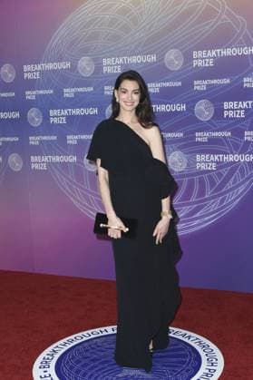 Anne Hathaway at arrivals for 12th Breakthrough Prize Ceremony, Barker Hangar, Santa Monica, CA, April 18, 2026. Photo By: Elizabeth Goodenough Everett Collection 12th Breakthrough Prize Ceremony PUBLICATIONXNOTxINxCANxCHNxFRAxITAxJPNxNORxPOLxRUSxESPxUKxUSA