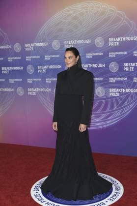 Gal Gadot at arrivals for 12th Breakthrough Prize Ceremony, Barker Hangar, Santa Monica, CA, April 18, 2026. Photo By: Elizabeth Goodenough Everett Collection 12th Breakthrough Prize Ceremony PUBLICATIONXNOTxINxCANxCHNxFRAxITAxJPNxNORxPOLxRUSxESPxUKxUSA