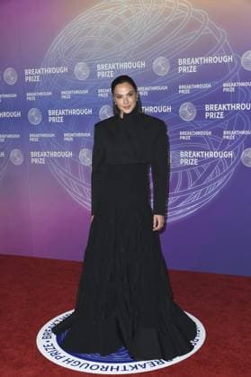 Gal Gadot at arrivals for 12th Breakthrough Prize Ceremony, Barker Hangar, Santa Monica, CA, April 18, 2026. Photo By: Elizabeth Goodenough Everett Collection 12th Breakthrough Prize Ceremony PUBLICATIONXNOTxINxCANxCHNxFRAxITAxJPNxNORxPOLxRUSxESPxUKxUSA