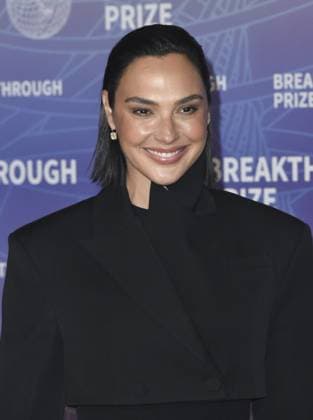 Gal Gadot at arrivals for 12th Breakthrough Prize Ceremony, Barker Hangar, Santa Monica, CA, April 18, 2026. Photo By: Elizabeth Goodenough Everett Collection 12th Breakthrough Prize Ceremony PUBLICATIONXNOTxINxCANxCHNxFRAxITAxJPNxNORxPOLxRUSxESPxUKxUSA