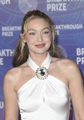 Gigi Hadid at arrivals for 12th Breakthrough Prize Ceremony, Barker Hangar, Santa Monica, CA, April 18, 2026. Photo By: Elizabeth Goodenough Everett Collection 12th Breakthrough Prize Ceremony PUBLICATIONXNOTxINxCANxCHNxFRAxITAxJPNxNORxPOLxRUSxESPxUKxUSA