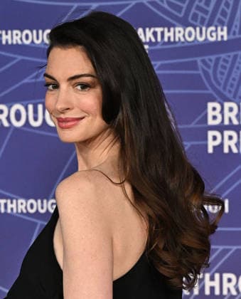2026 Breakthrough Prize Ceremony Anne Hathaway arriving to the 12th Breakthrough Prize Ceremony held at Barker Hangar on April 18, 2026 in Santa Monica, CA. Santa Monica Barker Hangar California USA Copyright: xStarbuck xAFF-USA.COMx