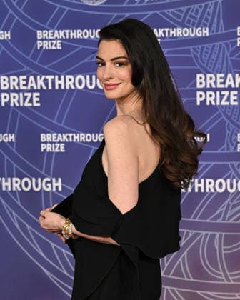 2026 Breakthrough Prize Ceremony Anne Hathaway arriving to the 12th Breakthrough Prize Ceremony held at Barker Hangar on April 18, 2026 in Santa Monica, CA. Santa Monica Barker Hangar California USA Copyright: xStarbuck xAFF-USA.COMx