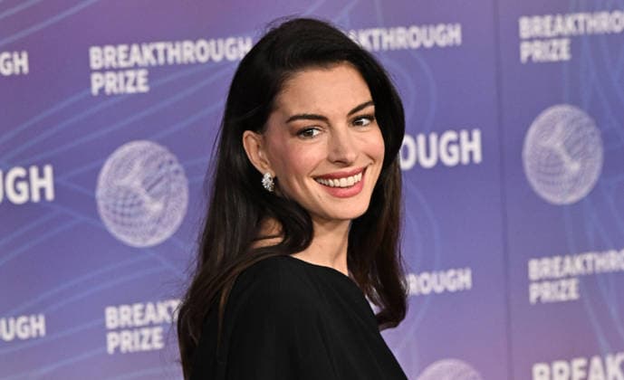 2026 Breakthrough Prize Ceremony Anne Hathaway arriving to the 12th Breakthrough Prize Ceremony held at Barker Hangar on April 18, 2026 in Santa Monica, CA. Santa Monica Barker Hangar California USA Copyright: xStarbuck xAFF-USA.COMx