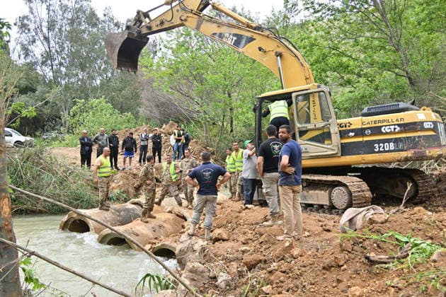 Lebanese army opens alternative route for passage to the south TYRE, LEBANON - APRIL 19: Teams and Lebanese Army carry out work to open an alternative route to the Tayr Felsayh–Tyre Bridge over the Litani River, which was destroyed by Israeli airstrikes, following the temporary ceasefire in Tyre, Lebanon on April 19, 2026. The effort aims to restore access and facilitate the movement of local residents to the south. Houssam Shbaro Anadolu Tyre Lebanon. Editorial use only. Please get in touch for any other usage.  Copyright: x2026xAnadoluxHoussamxShbarox