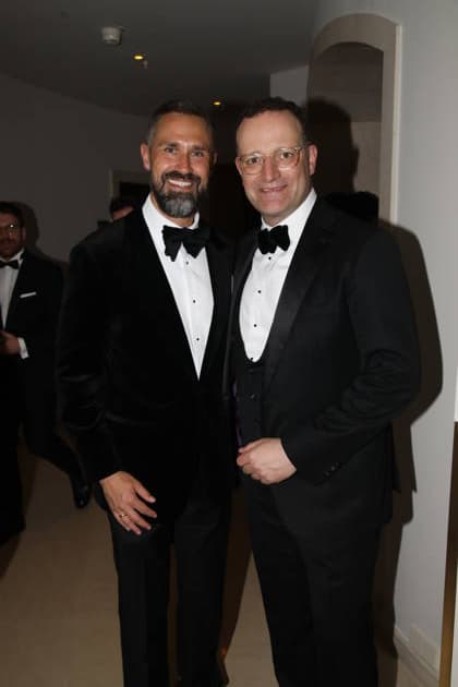 Jens Spahn mit Ehemann Daniel Funke beim 73. Bundespresseball 2026 im Hotel Adlon Kempinski. Berlin, 17.04.2026 *** Jens Spahn with husband Daniel Funke at the 73 Federal Press Ball 2026 at the Hotel Adlon Kempinski Berlin, 17 04 2026 Copyright: xAgenturxMatthiasxWehnertx xM.xGränzdörferx
