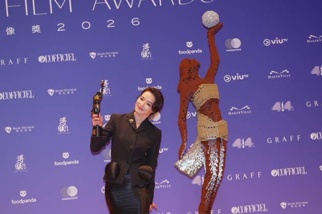 HONG KONG, CHINA - APRIL 19: Actress Shu Qi poses with trophy at backstage during the 44th Hong Kong Film Awards on April 19, 2026 in Hong Kong, China.  Copyright: xVCGx 111635886016